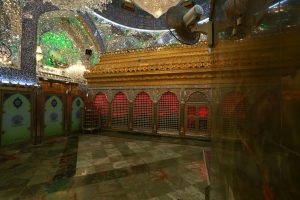 ضریح امیرالمؤمنین امام علی (علیه‌السلام) با نورپردازی قرمز به مناسبت ایام شهادت