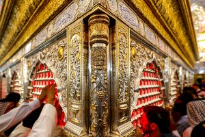زائران در حال زیارت ضریح حضرت امیرالمؤمنین علی (علیه‌السلام) ایام شهادت