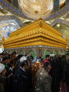 ضریح مطهر علوی با تاج جدید در میان زائران