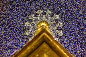 نمای داخلی گنبد بالای ضریح با کاشی‌کاری آبی
