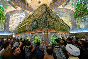 ضریح امام علی (علیه‌السلام) تزئین‌شده برای عید غدیر و زائران متوسل به آن