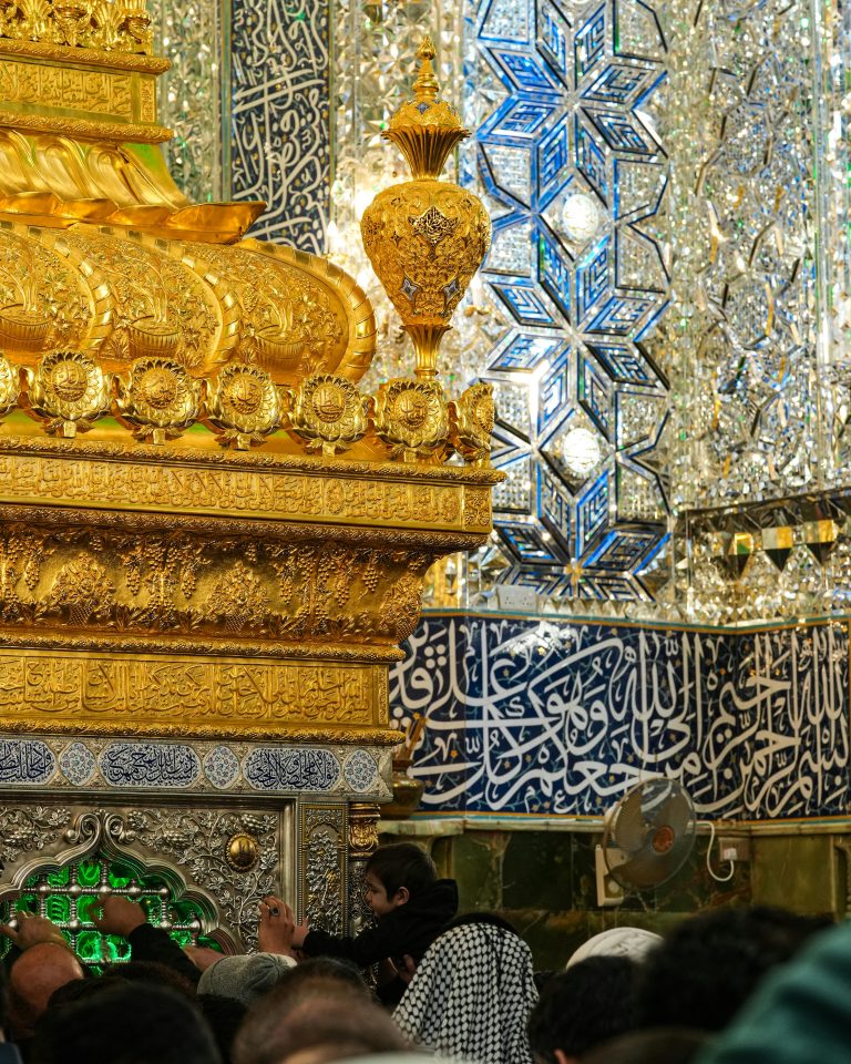 گلدان طلایی و تزئین شده بالای ضریح امیرالمؤمنین علی (علیه‌السلام)