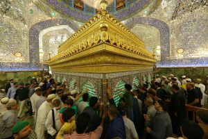 ضریح امیرالمؤمنین در میان زائران می‌درخشد