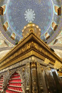 گوشه‌ای از ضریح مطهر علوی و گنبد بالای ضریح