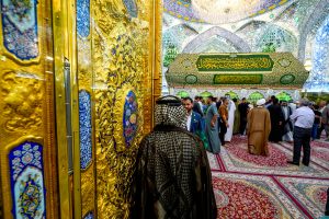 نمای ضریح مرقد مطهر علوی در عید از مقابل در ورودی