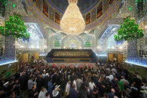 زائران بر گرد ضریح امیرالمؤمنین در روز شهادت