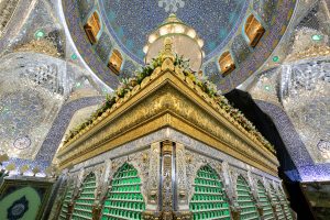 نمای پایین به بالا از ضریح امیرالمؤمنین امام علی (علیه‌السلام) با گل‌آرایی ولادت