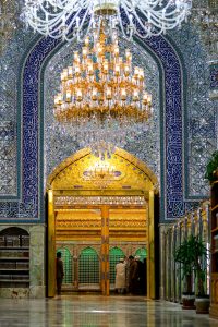 ضریح طلایی از میان درهای ورودی مرقد مطهر امیرالمؤمنین امام علی (علیه‌السلام)