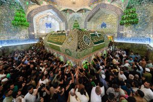 جمعیت زائران گرداگرد ضریح امیرالمؤمنین در عید غدیر