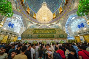 زائرانی در حال تبرک به ضریح امیرالمؤمنین علی (علیه‌السلام) در عید غدیر