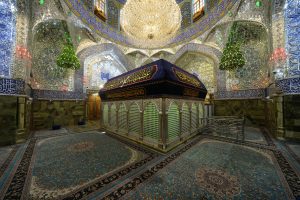 نمای باز مرقد و ضریح مطهر با پوشش مشکی عزای سیدالشهدا