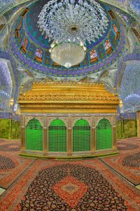 نمای گسترده ضریح و گنبد بالای آن