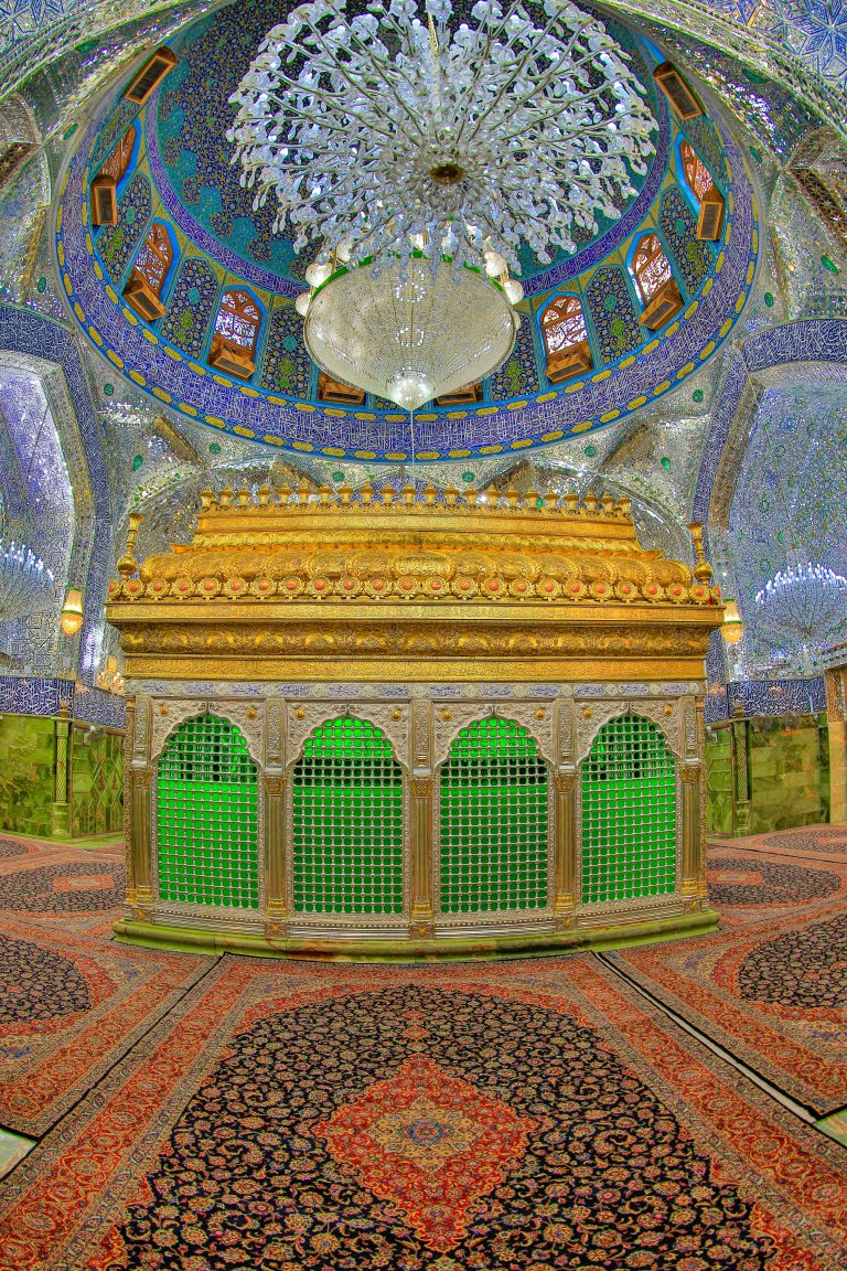 نمای گسترده ضریح و گنبد بالای آن