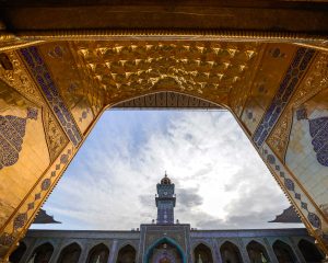 نمای مناره ساعت از میان طاق ایوان طلایی حرم علوی