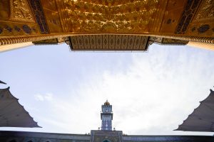 نمای مناره ساعت در مرکز قاب معماری حرم مطهر