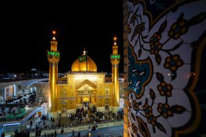 حرم مطهر علوی در شب با صحن روشن و گنبد طلایی