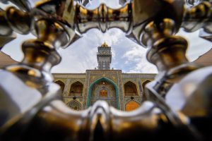 نمایی از معماری حرم مطهر از میان تزئینات نقره‌ای