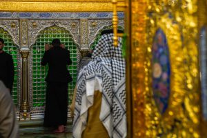 نمایی از زائران در برابر ضریح حضرت امیرالمؤمنین در فضای نورانی مرقد