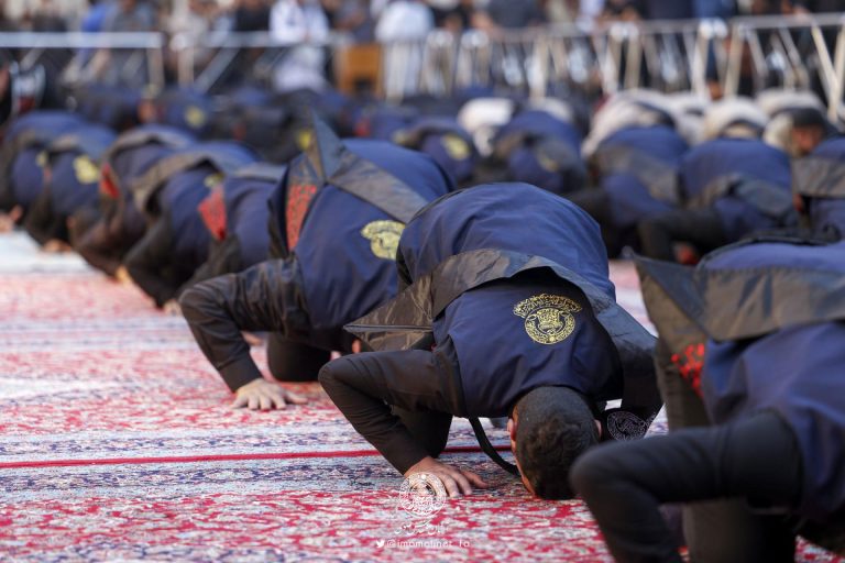 سجده شکر خادمان آستان مقدس علوی در مراسم وداع با موسم خدمت حسینی