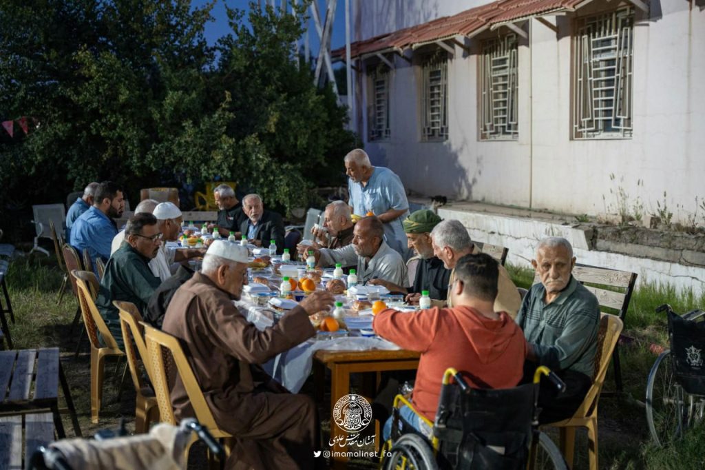 آستان علوی مراسم افطاری دسته‌جمعی برای سالمندان نجف اشرف برگزار کرد