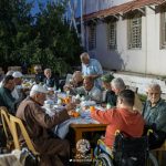 آستان علوی مراسم افطاری دسته‌جمعی برای سالمندان نجف اشرف برگزار کرد