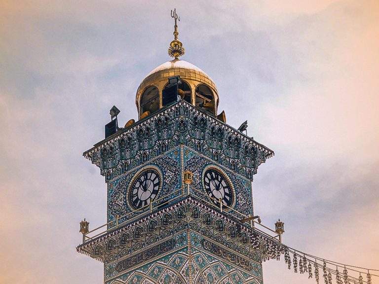 تاریخچۀ منارۀ ساعت در حرم مطهر امیرالمؤمنین (علیه‌السلام)