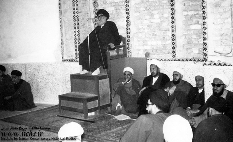 آیت الله سید ابوالقاسم خویی درحال تدریس در مسجد خضراء نجف