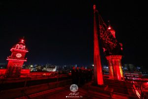 به مناسبت فرارسیدن محرم الحرام؛ پرچم عاشورای حسینی بر فراز گنبد علوی به اهتزاز درآمد