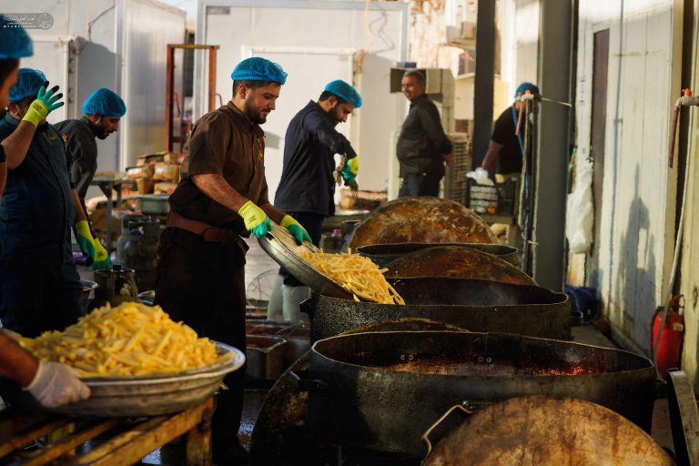 خدمت‌رسانی خدام حرم مطهر علوی به زائران آستان مقدس امامین عسکریین علیهماالسلام