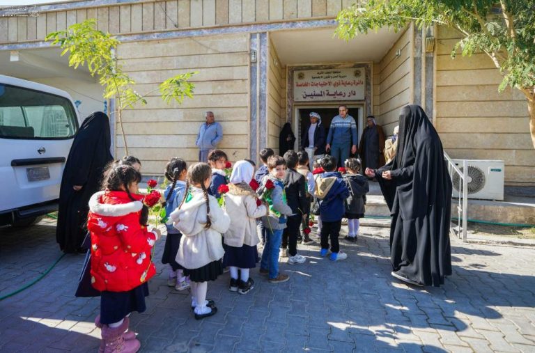 عیادت کادر مهد کودک «امیر» از سالمندان و معلولین نجف اشرف