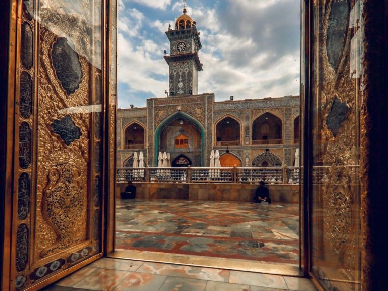 داستان کرامت امیرالمؤمنین و باز شدن درهای حرم به روز زائران بحرینی