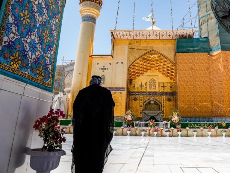 داستان کرامت امیرالمؤمنین و نجات خادم حرم از فقر