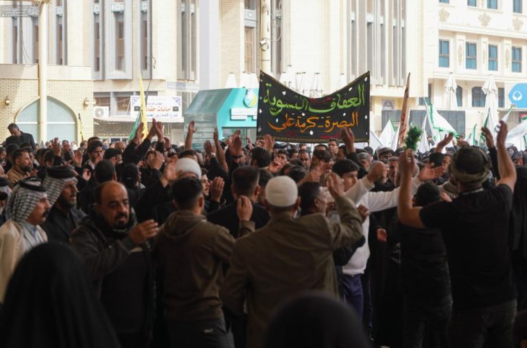 بارگاه ملکوتی امیرالمؤمنین علیه‌السلام میزبان میلیون‌ها زائر و عزادار فاطمی