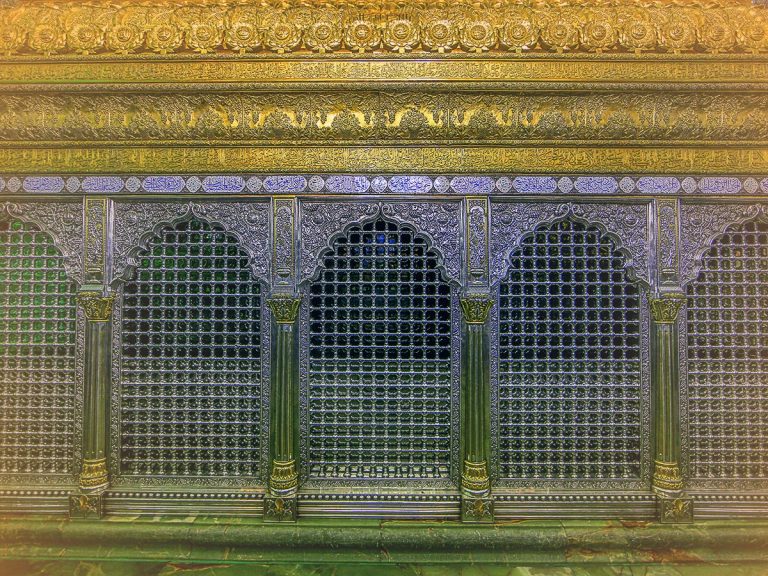 سیر ساخت و نصب صندوق و ضریح بر روی مرقد امیرالمومنین علی (علیه‌السلام)