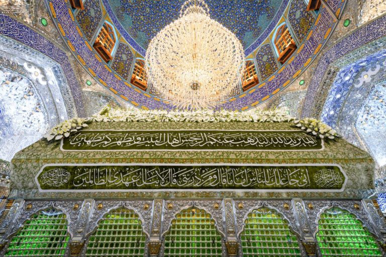 گل‌آرایی مضجع شریف امیرالمؤمنین علیه‌السلام در آستانه عید مبعث