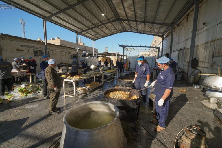 خدمت‌رسانی خادمان علوی به زائران و عزاداران در سامرا