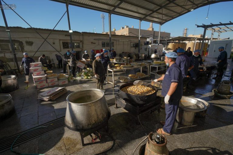 خدمت‌رسانی خادمان علوی به زائران و عزاداران در سامرا