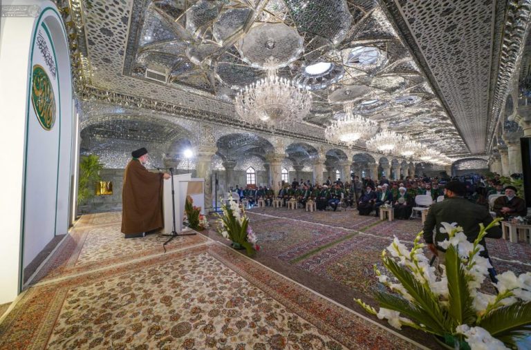 تجلیل آستان مقدس علوی از خانواده شهدای جهاد کفایی عراق در راستای فعالیت‌های جشنواره «روح و ریحان»