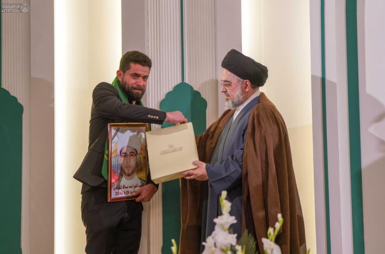 تجلیل آستان مقدس علوی از خانواده شهدای جهاد کفایی عراق در راستای فعالیت‌های جشنواره «روح و ریحان»