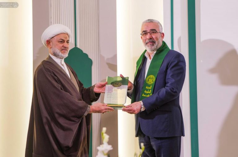 تجلیل آستان مقدس علوی از خانواده شهدای جهاد کفایی عراق در راستای فعالیت‌های جشنواره «روح و ریحان»