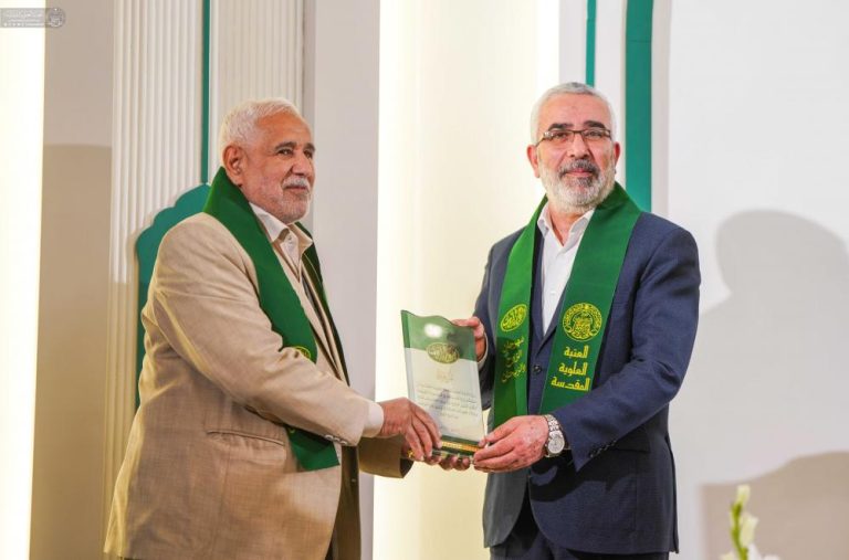 تجلیل آستان مقدس علوی از خانواده شهدای جهاد کفایی عراق در راستای فعالیت‌های جشنواره «روح و ریحان»