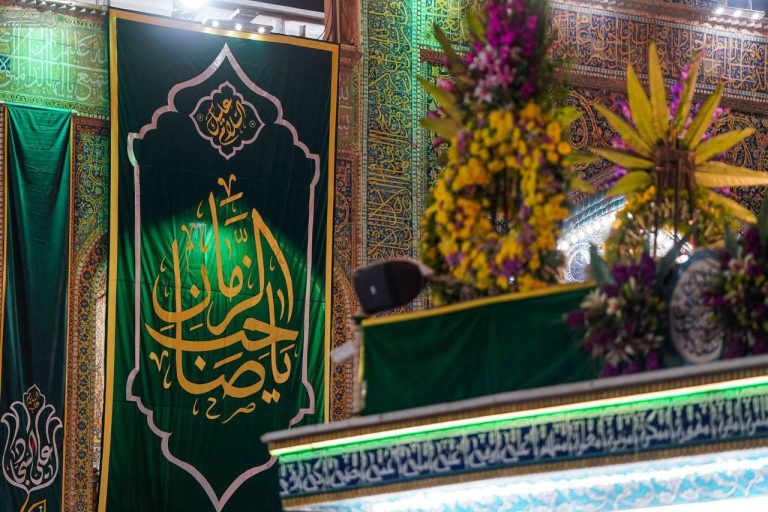 گل‌آرایی صحن و سرای حرم مطهر علوی در آستانه میلاد وارث امیرالمؤمنین علیه‌السلام