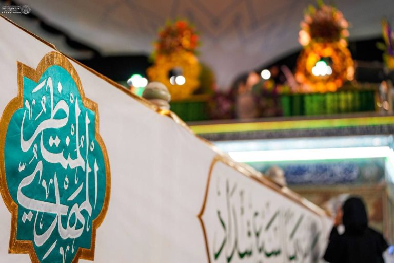 گل‌آرایی صحن و سرای حرم مطهر علوی در آستانه میلاد وارث امیرالمؤمنین علیه‌السلام