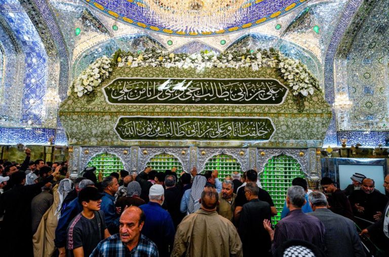 گل آرایی حرم مطهر علوی با ۲۵ هزار گل طبیعی در سالروز ولادت کریم اهل بیت