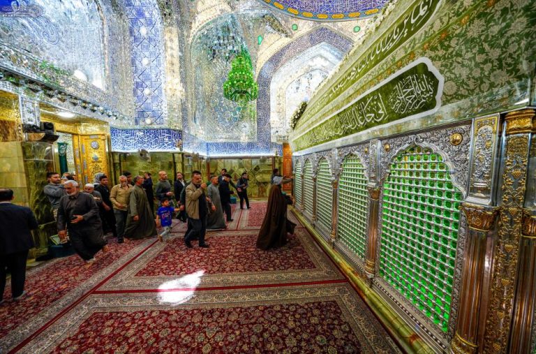 گل آرایی حرم مطهر علوی با ۲۵ هزار گل طبیعی در سالروز ولادت کریم اهل بیت