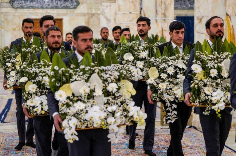 گل آرایی حرم مطهر علوی با ۲۵ هزار گل طبیعی در سالروز ولادت کریم اهل بیت