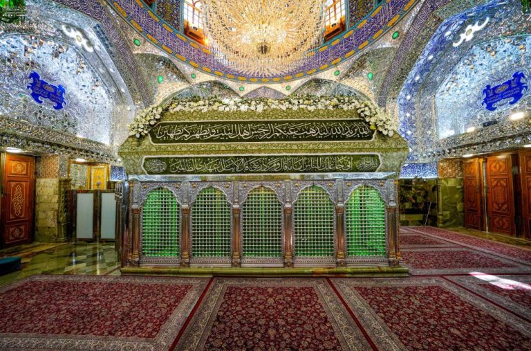 گل آرایی حرم مطهر علوی با ۲۵ هزار گل طبیعی در سالروز ولادت کریم اهل بیت