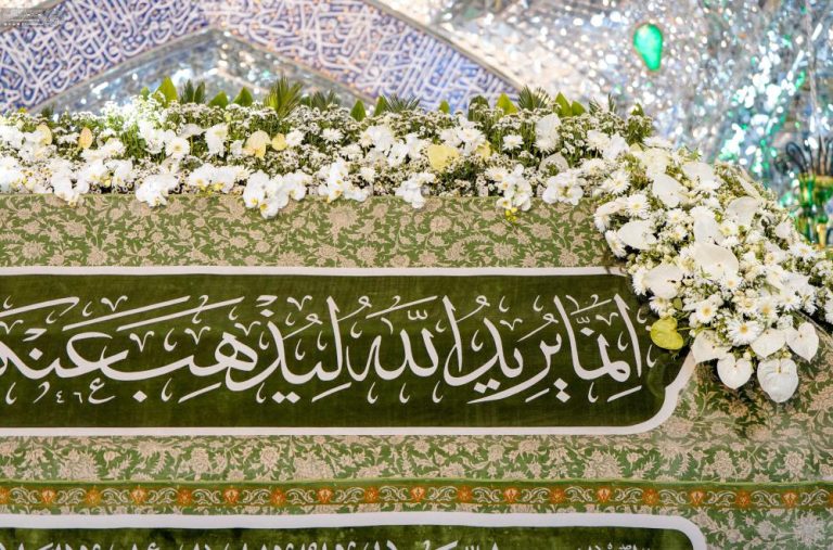 گل آرایی حرم مطهر علوی با ۲۵ هزار گل طبیعی در سالروز ولادت کریم اهل بیت