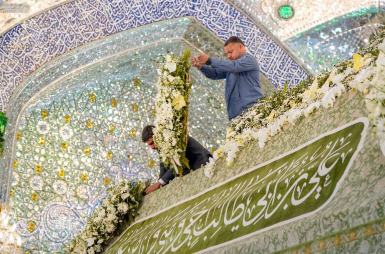گل آرایی حرم مطهر علوی با ۲۵ هزار گل طبیعی در سالروز ولادت کریم اهل بیت