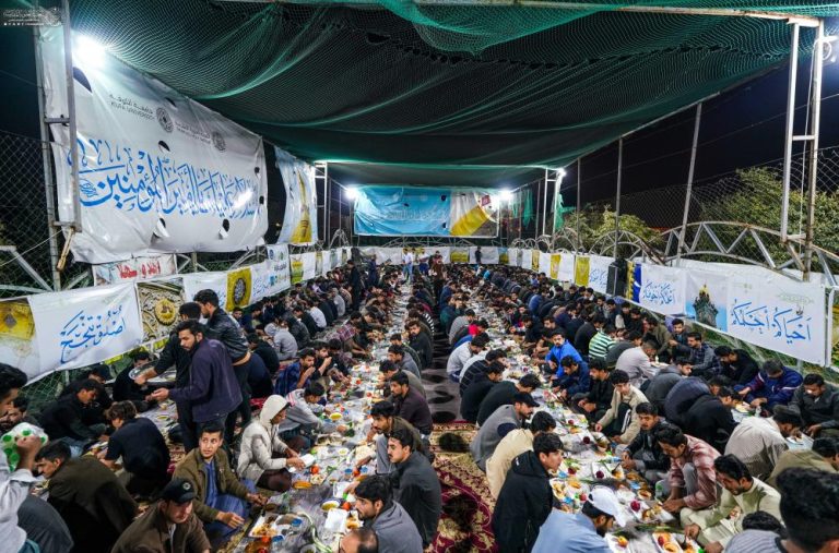 برگزاری ضیافت افطاری دسته‌جمعی برای دانشجویان دانشگاه کوفه با حمایت مهمانسرای حرم مطهر علوی